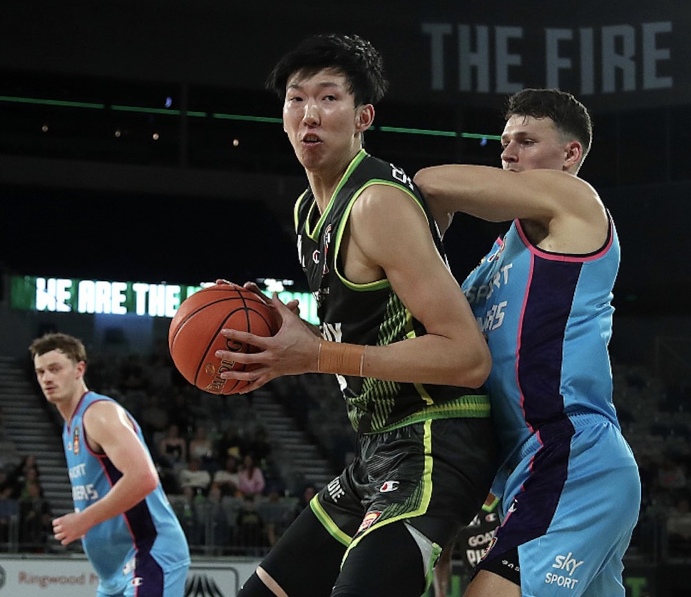 洛杉矶湖人训练开放日，赛前远射贴柱引欢呼，全明星赛在即，医务组通报恢复(今日2024nba全明星赛库里正式加盟湖人)-开云